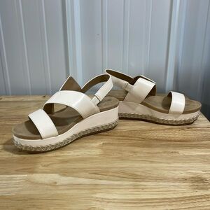 New With Box Giani Bernini Memory Foam Jerammiep Cream Sm Women’s Shoe Size 6.5